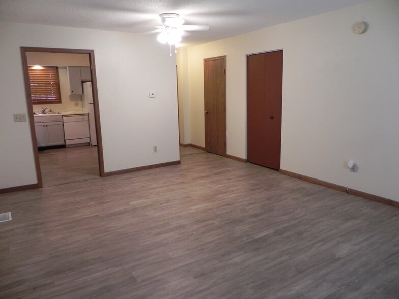 Building Photo - 6008 Red Oak Dr
