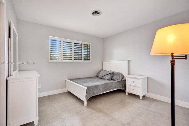 Building Photo - 1940 NE 185th Terrace