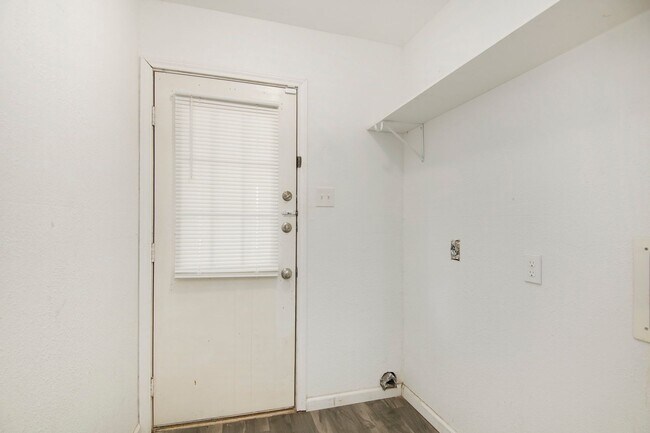 Building Photo - This charming 2-bedroom, 2-bathroom duplex is nestled in the desirable Lake Worth region of Fort ...