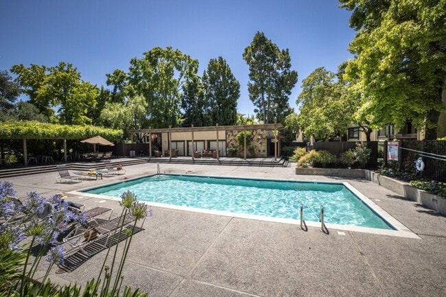 Building Photo - Completely Remodeled 2 Bed, 2 Bath Condo in Desirable Greenhouse Complex!