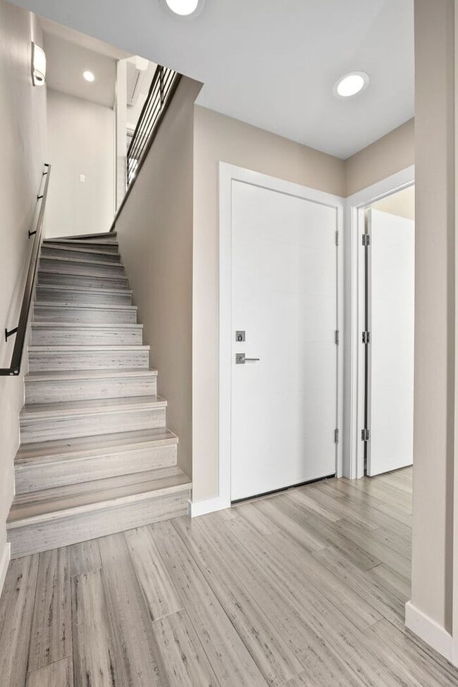 Building Photo - Elegant Mt. Baker End Unit Townhome with AIR CONDITIONING