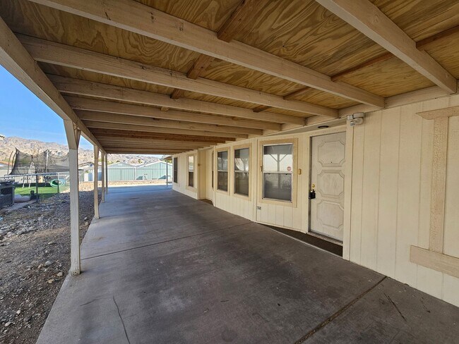 Building Photo - Large 3 bed/2 bath manufactured home in de...
