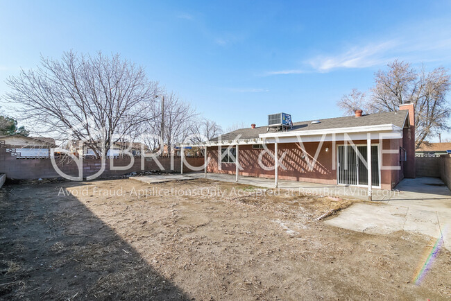 Building Photo - 2702 E Lingard St