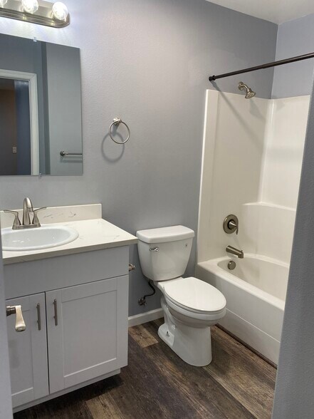 Upstairs full bath - 2209 Jefferson Ct SE