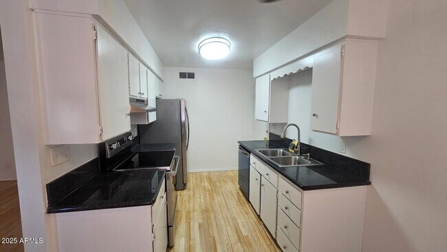 Building Photo - 10343 N 97th Ave