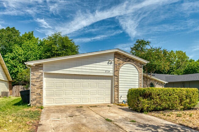 Building Photo - AVAILABLE NOW! GORGEOUS 3 BEDROOM HOME!