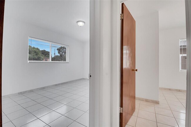 Building Photo - 1040 San Luis Dr