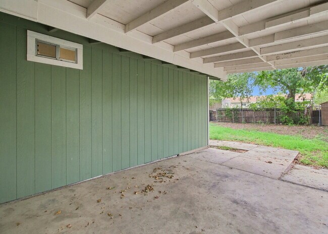 Building Photo - Updated 2 Bedroom Home with Bonus Room and Covered Patio
