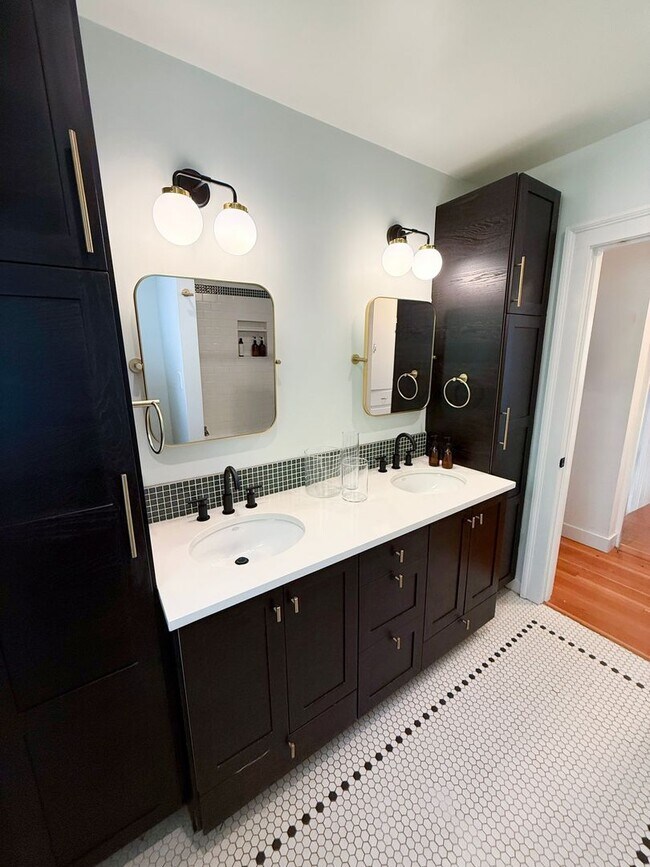 Building Photo - Updated 4-Bedroom Home in the Heart of Loy...