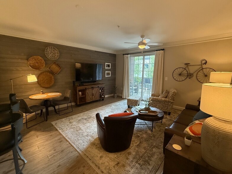Large den with leather sleeper couch and wifi - 10 E Washington St