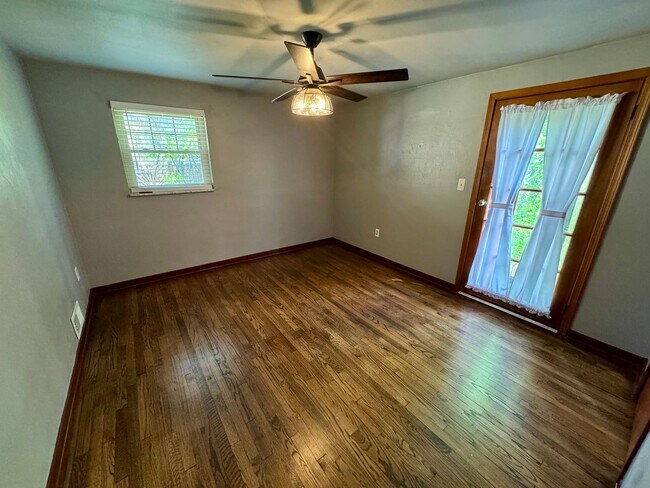 Building Photo - Charming 2-Bed 1-Bath Home in Avalon!