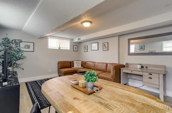 Building Photo - Updated 2BD, 1BA Half-Duplex in North Park...