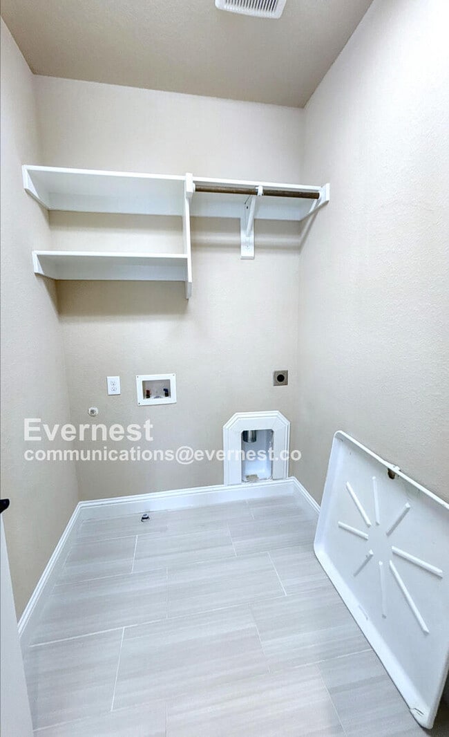 Building Photo - 2233 Zenith Ave