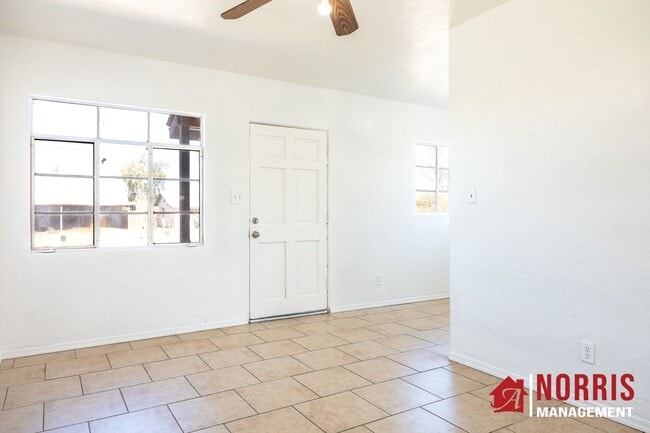 Building Photo - Charming One-Bedroom Duplex