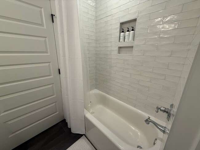 Building Photo - Northgate Townhome - Auburn