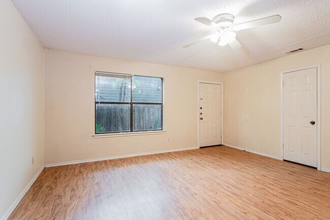 Building Photo - 404 Kenniston Dr