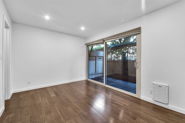 Building Photo - Beautifully Remodeled 1 Bed / 1 Bath with In-Unit Laundry + 3 Parking Spaces