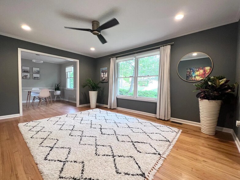 Entry room - 5005 N Hills Dr