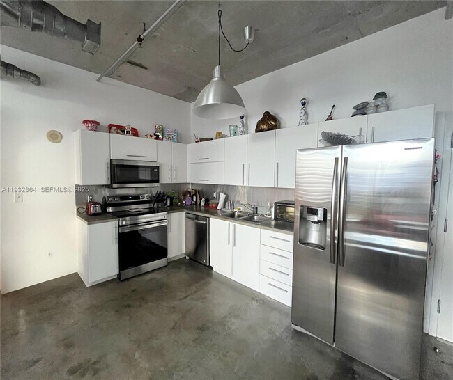 Building Photo - 444 NE 30th St