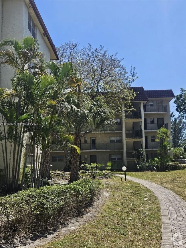 Building Photo - 3300 Spanish Moss Terrace