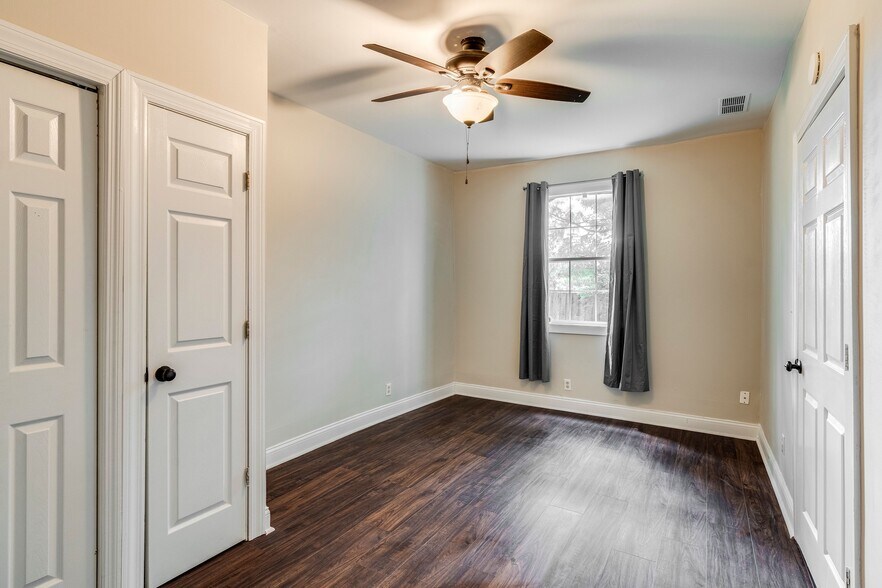 Building Photo - 2320 Beechmont Ave