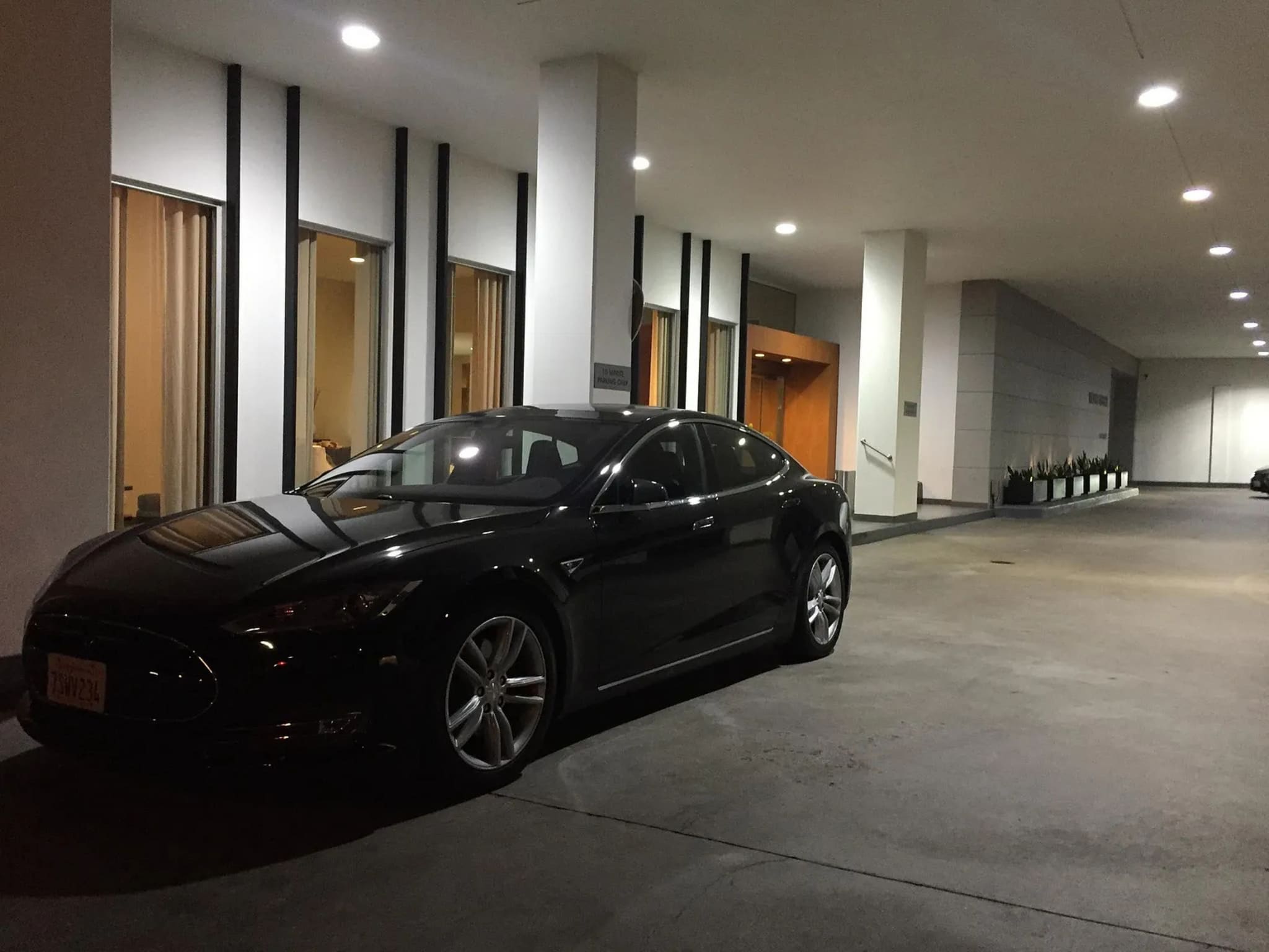 Building Entry / Porte-cochère - 10501 Wilshire Blvd