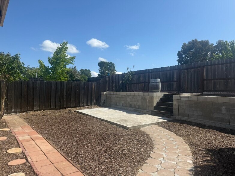 Building Photo - 1820 Marigold Ln