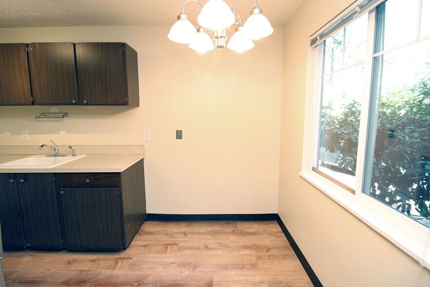 Building Photo - 5704 SW Beaverton Hillsdale Hwy