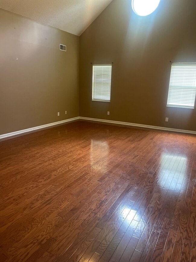 Building Photo - Knoxville 37917 - 2 bedroom, 2 bath condo - Call Lisa Vineyard or Shannon Russell 865-216-9334