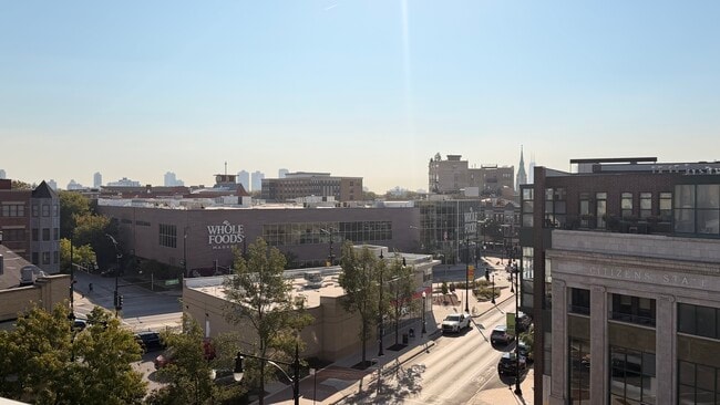 Building Photo - 3244 N Lincoln Ave