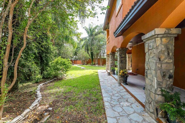 Building Photo - 503 W Avon Ct