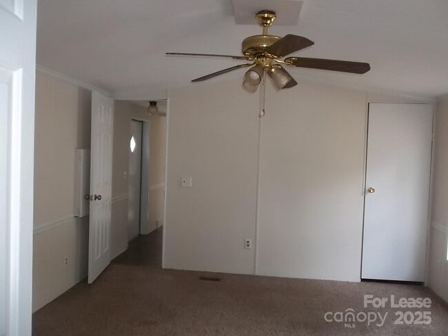 Building Photo - 146 Thornwood Ln