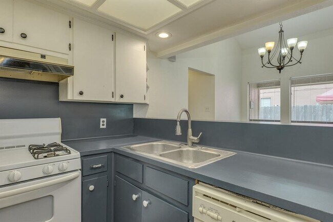 Building Photo - 16041 Stoneham Cir