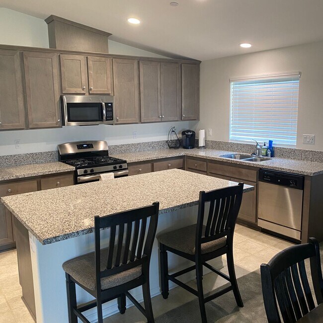 Building Photo - NEWER 4 BEDROOM VICTORVILLE HOME