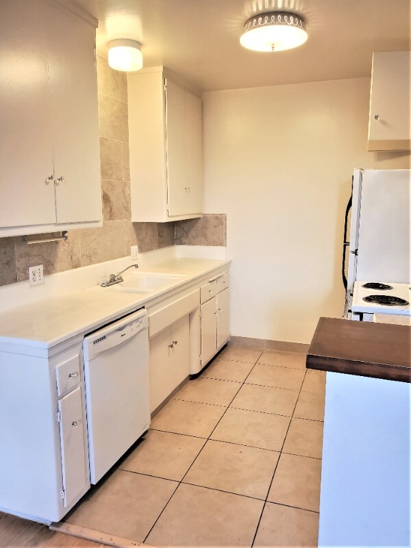 Building Photo - 1150 Manhattan Beach Blvd