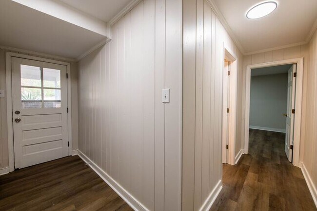 Building Photo - Newly remodeled 3/2.5