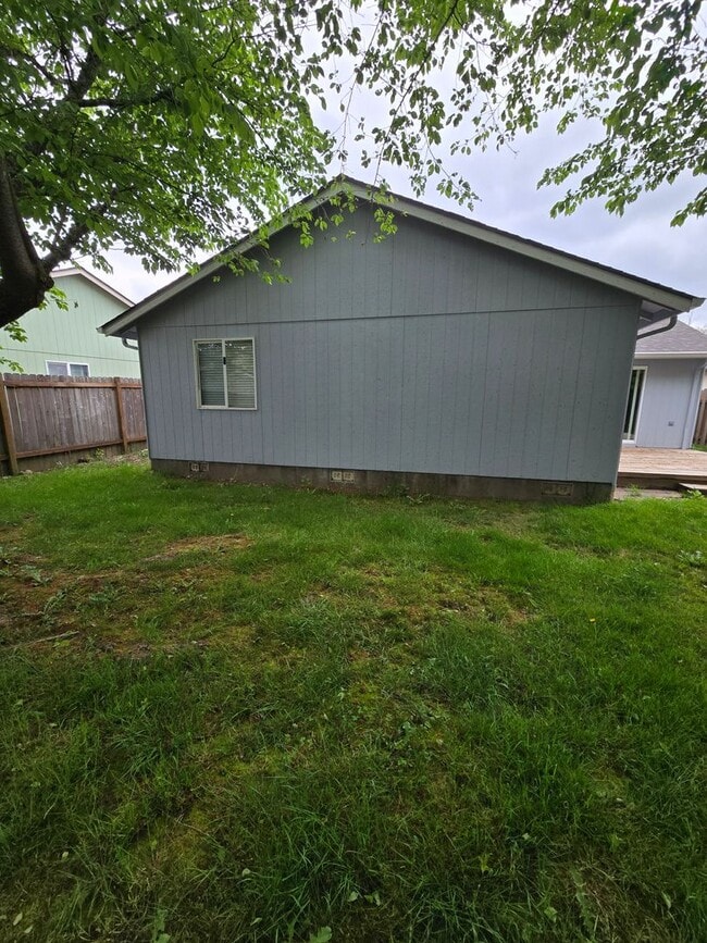 Building Photo - Pet Friendly, Single Level 3bed : 2bath Ho...