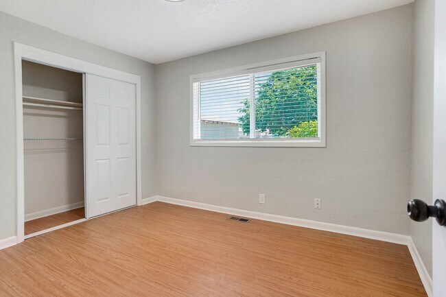 Building Photo - Well kept 3 bed, 1 bath in NE Salem