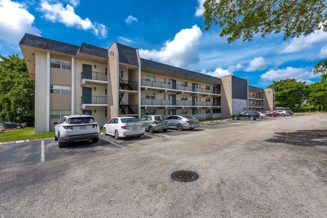 Building Photo - 8020 Fairview Dr
