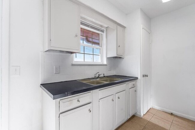 Building Photo - 600 W Olive St