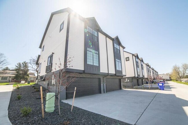 Building Photo - 1213 Sable Blvd