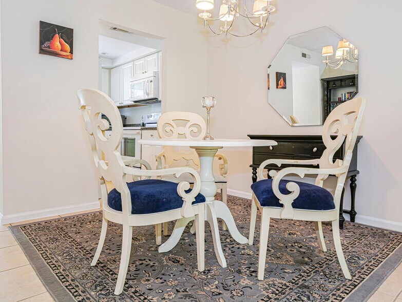 Dining Area - 1901 Indian River Blvd