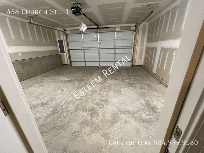Building Photo - 458 Church St