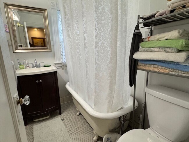 Building Photo - 775 University Ave