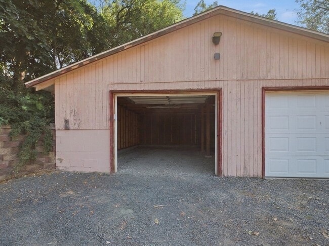 Building Photo - 206 Cherry St