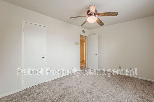Building Photo - 5622 E Voltaire Ave