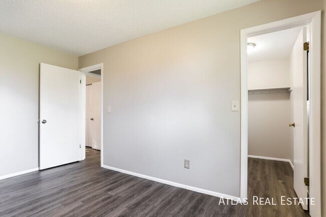 Building Photo - 14955 E Columbia Dr