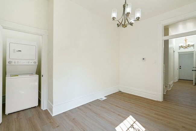 Building Photo - 3 bed 2 bath - fresh updates, central air,...