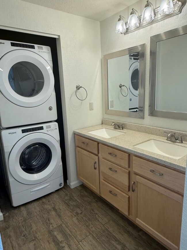 Building Photo - 1444 NW Canyon Dr