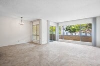 Building Photo - 5600 Kensington Way